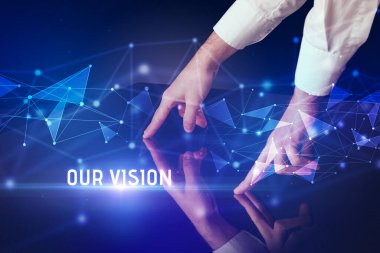 İş adamı dev ekrana dokunuyor