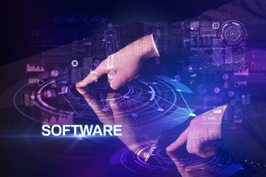 İş adamı büyük ekrana dokunuyor