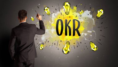 Adam renkli ampul çiziyor.