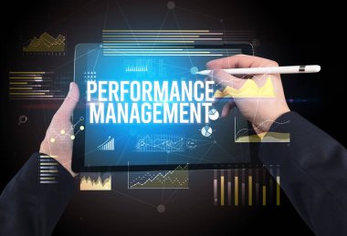 İşletme yazıtlı tableti tutan ellerin yakın çekimi