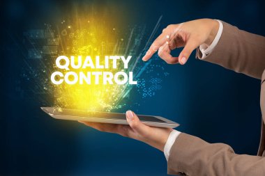 Yazılı dokunmatik ekranın yakın plan görüntüsü