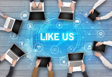 Bir grup insan toplantı yapıyor.