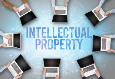 Bir dizüstü bilgisayarın önünde bir grup insan, güvenlik kavramı