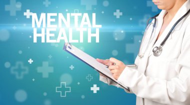 Doktor panoya notlar yazar.