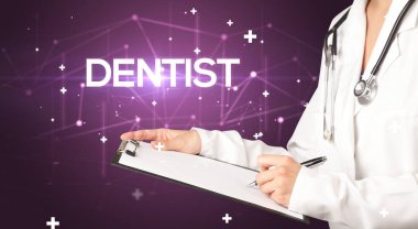 Doktor tıbbi kayıtları dolduruyor.