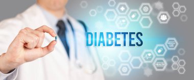 Sana ilaç veren bir doktorun yakın çekimi.