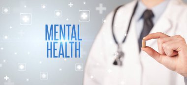 İlaç veren bir doktorun yakın çekimi.