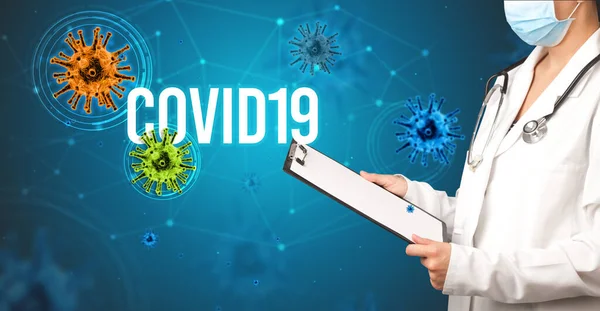 Doktor reçete yazıyor.