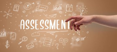 İşletme yazıtlarına işaret eden kırpılmış elin yakın çekimi