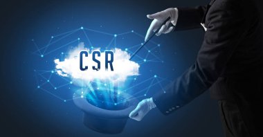 Sihirbaz ya da illüzyonist sihir numarası yapıyor.