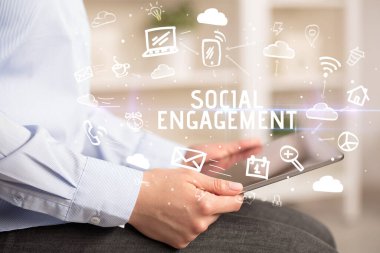 Sosyal Ağ Kullanan Bir Kişinin Yakın Çekimi