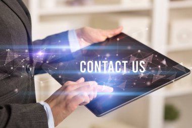 Tablet kullanarak elleri kapat