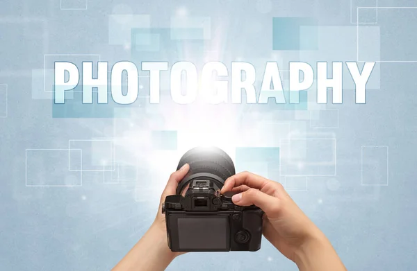 Рука тримає цифрову камеру, концепція подорожей — стокове фото