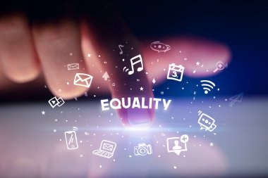 Sosyal medya simgeleri kavramlı parmak dokunuşu tableti