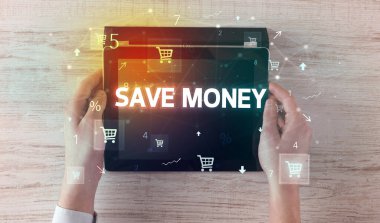 Alışveriş yazısıyla el ele tutuşma tabletinin yakın çekimi