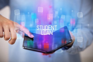 Katlanabilir akıllı telefon tutan genç adam.