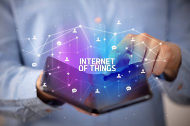 Katlanabilir akıllı telefonu olan bir iş adamı, yeni teknoloji konsepti