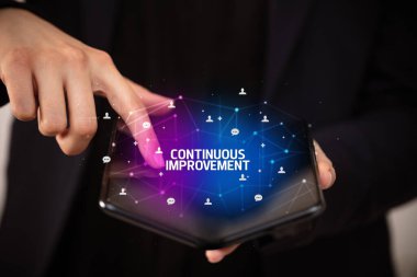 Katlanabilir akıllı telefonu olan bir iş adamı, yeni teknoloji konsepti