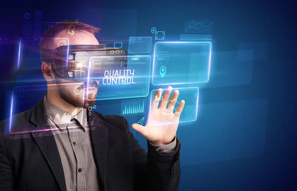 Podnikatel prohlíží brýle Virtual Reality, koncept technologie — Stock fotografie