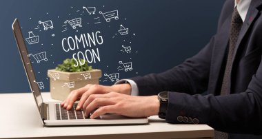 Dizüstü bilgisayar ve e-ticaret konsepti üzerinde çalışan bir iş adamı