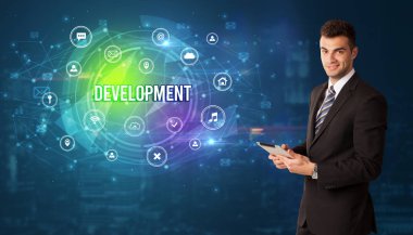 Modern teknolojiyi düşünen bir iş adamı.