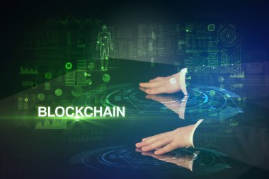 İş adamı büyük ekrana dokunuyor