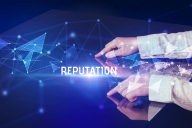 İş adamı dev ekrana dokunuyor