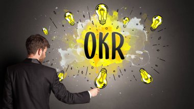 Adam renkli ampul çiziyor.