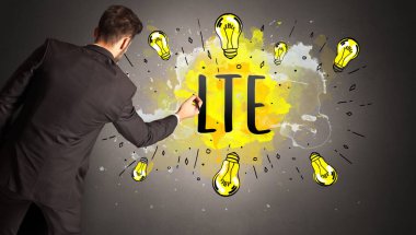 Adam renkli ampul çiziyor.