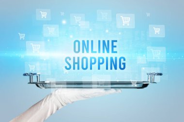 Garson online alışveriş konsepti sunuyor.