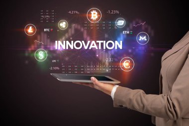 Yazılı dokunmatik ekranın yakın plan görüntüsü