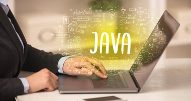 Eller yeni modern bilgisayarda çalışıyor.