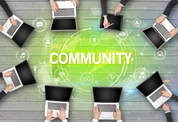 Bir grup insan toplantı yapıyor.