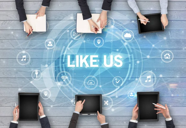 Bir grup insan toplantı yapıyor.