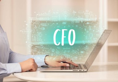 Eller yeni modern bilgisayarda çalışıyor.