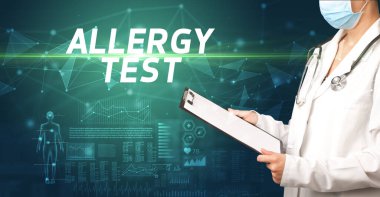 Doktor panoya notlar yazıyor, tıbbi teşhis konsepti.