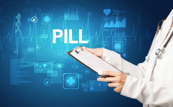 Genç doktor notlar yazıyor.