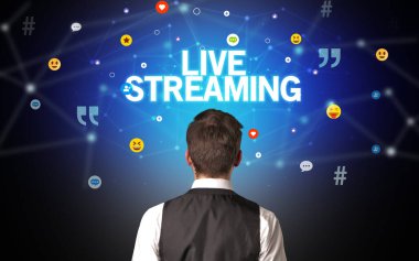 Bir iş adamının arka görünüşü, sosyal medya kavramı