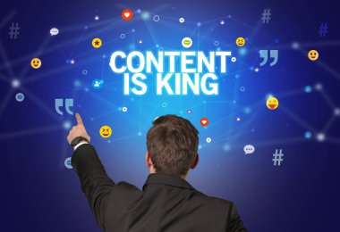 Bir iş adamının arka görünüşü, sosyal medya kavramı