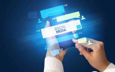 Sosyal medya kavramına sahip akıllı telefon kullanımı