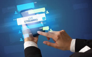 Sosyal medya kavramına sahip akıllı telefon kullanımı