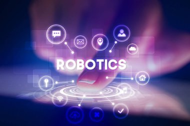 Web teknolojisi simgeleriyle tablete dokunmak