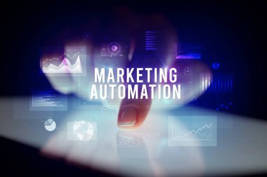 İş grafikleri ve simgeler konseptiyle tablete dokunmak