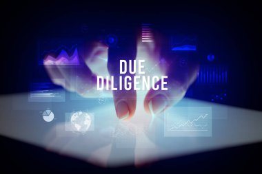 İş grafikleri ve simgeler konseptiyle tablete dokunmak