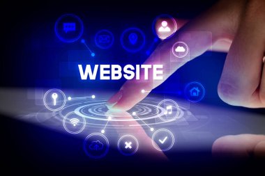 Web teknolojisi simgeleriyle tablete dokunmak