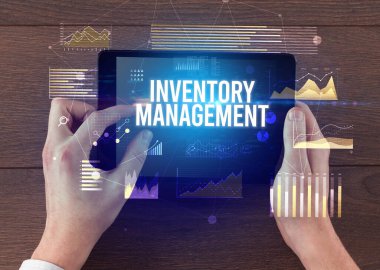 İşletme yazıtlı tableti tutan ellerin yakın çekimi