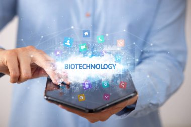 İş adamı katlanabilir bir akıllı telefon tutuyor, teknoloji konsepti