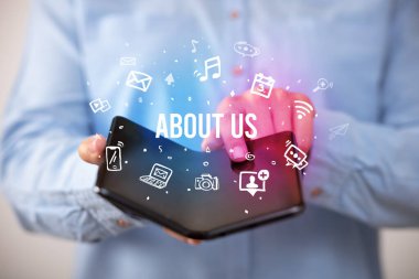 Katlanabilir akıllı telefonu olan bir iş adamı, sosyal medya kavramı