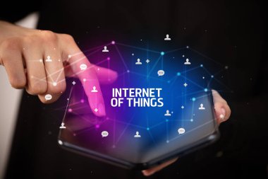 Katlanabilir akıllı telefonu olan bir iş adamı, yeni teknoloji konsepti