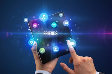 Katlanabilir akıllı telefonu olan bir iş adamı